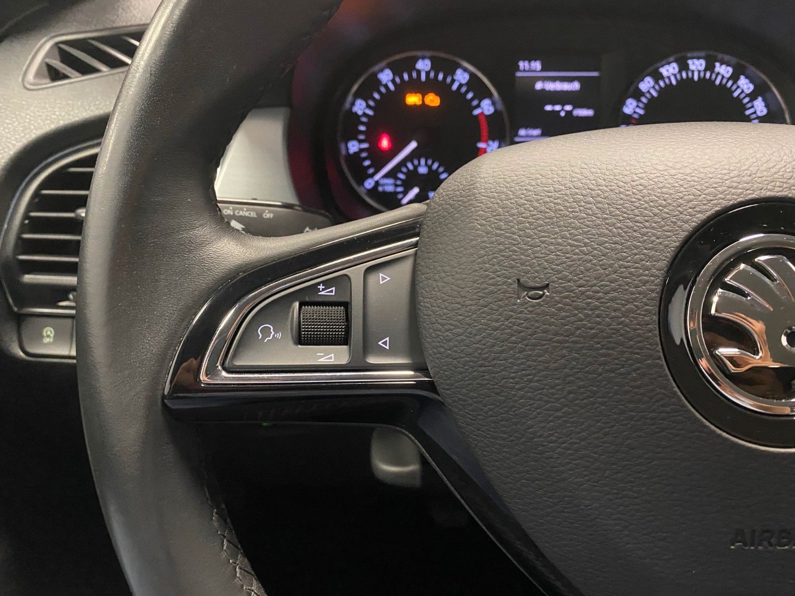 Fahrzeugabbildung SKODA Fabia 1.0l MPI Ambition+SITZHEIZUNG+TELEFON+ALU+