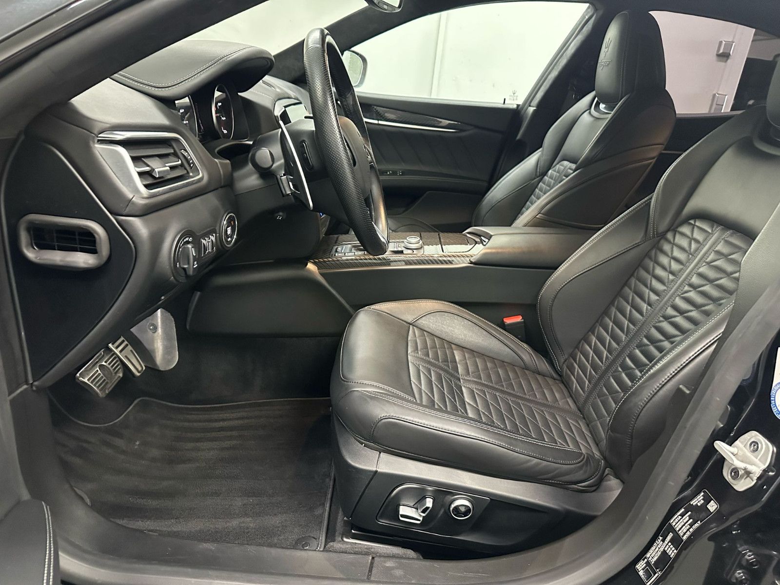 Fahrzeugabbildung Maserati Ghibli TROFEO V8   - SOFT CLOSE*NAVI*TEMPO*DAB*