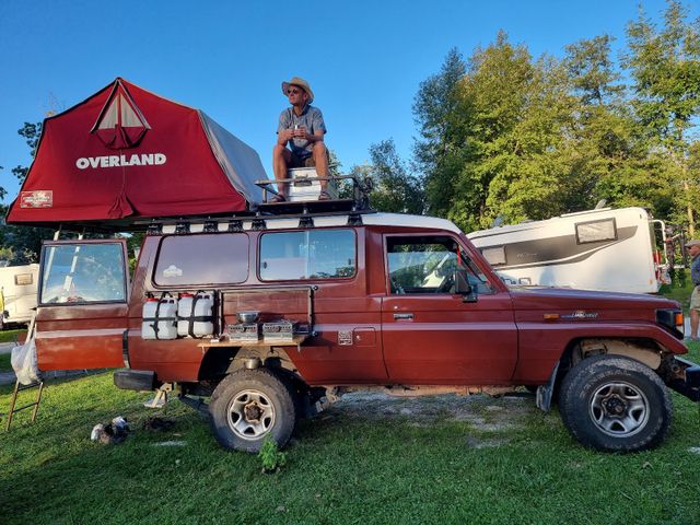 Toyota Land Cruiser HZJ78 ("Busch-Taxi")