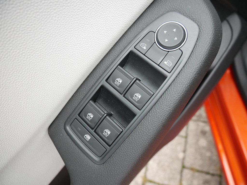 Fahrzeugabbildung Renault Clio Techno TCe 140 PDC SHZ KAMERA NAVI LED