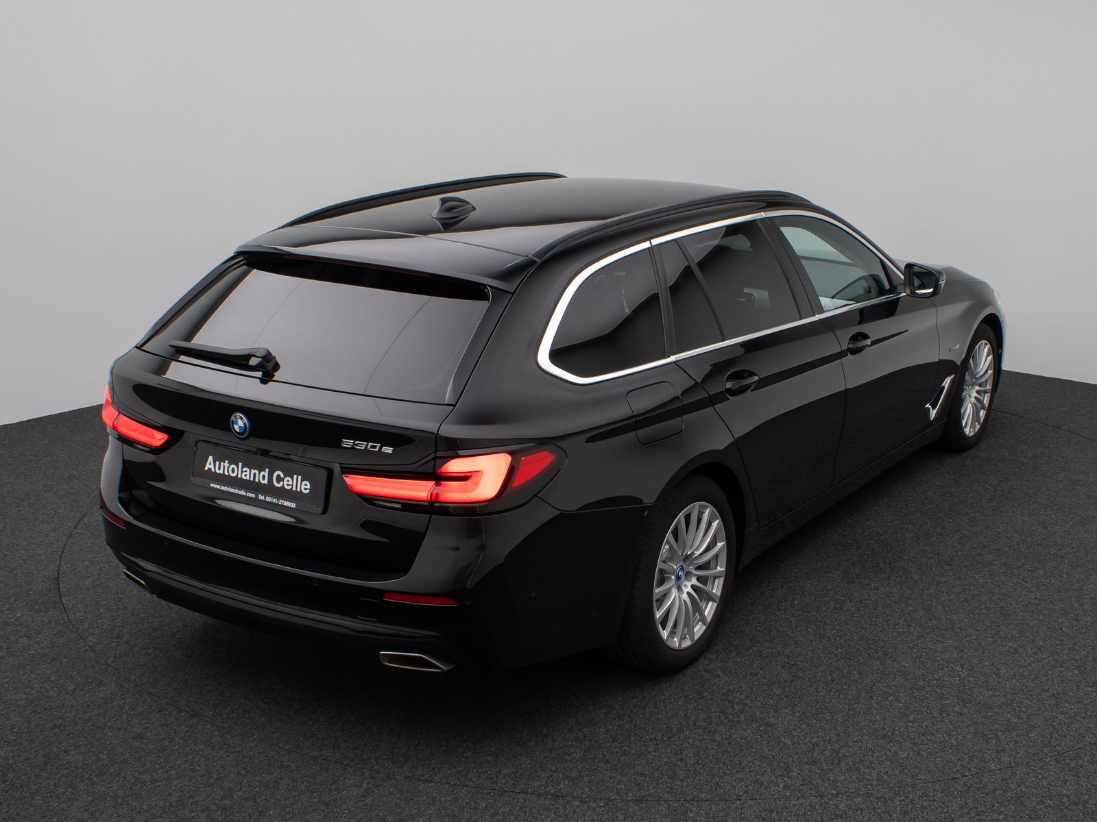 Fahrzeugabbildung BMW 530e Kamera DAB CockPitPro Sitzhzg Alarm LED