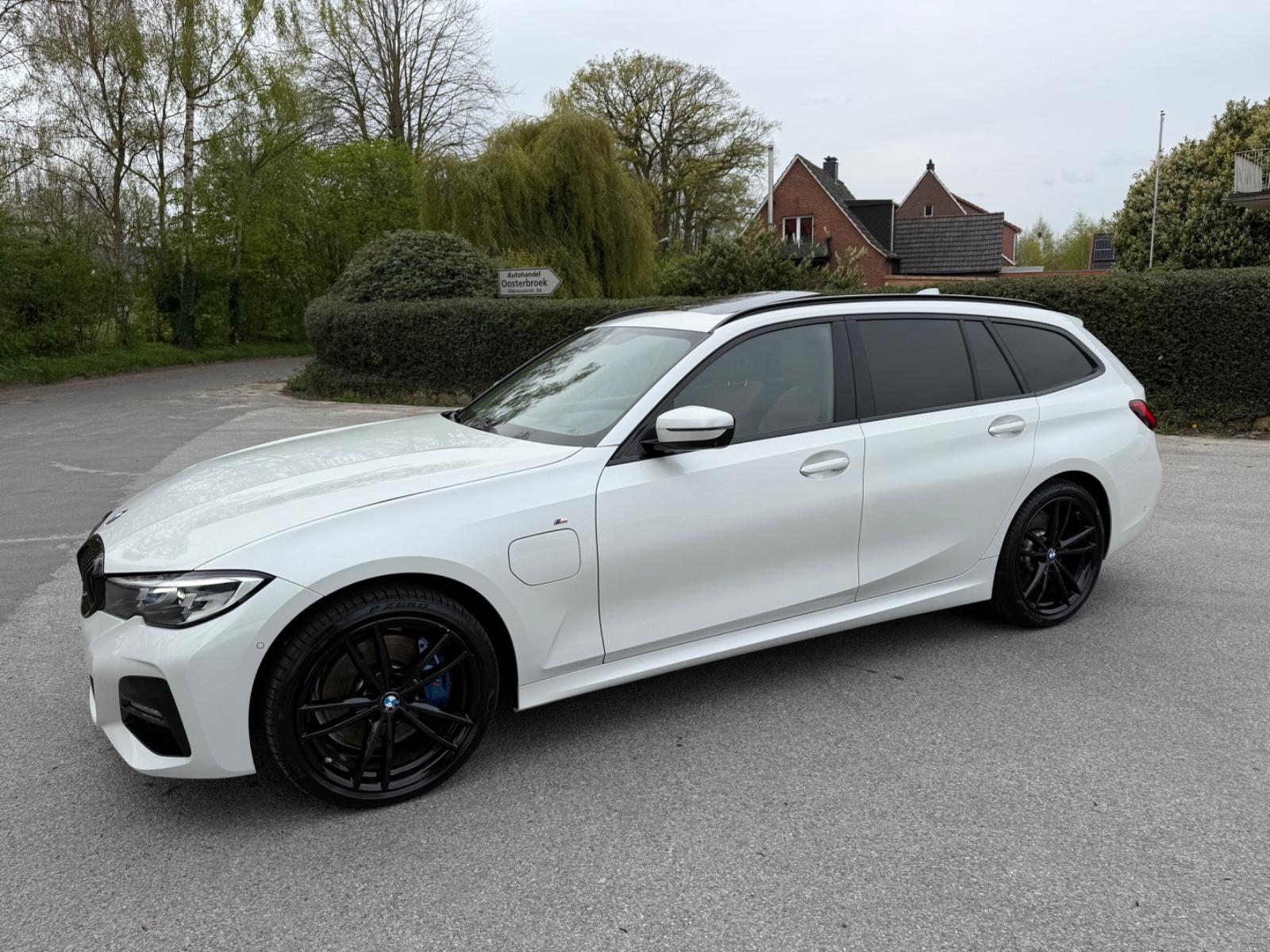 BMW 330 e M Sport Panoramdach