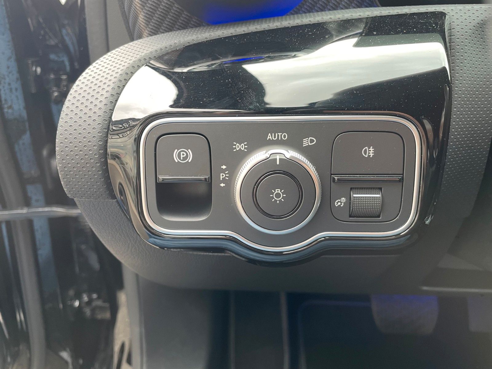 Fahrzeugabbildung Mercedes-Benz A 180 Progressive Night+AHK+R-Kamera+Ambiente