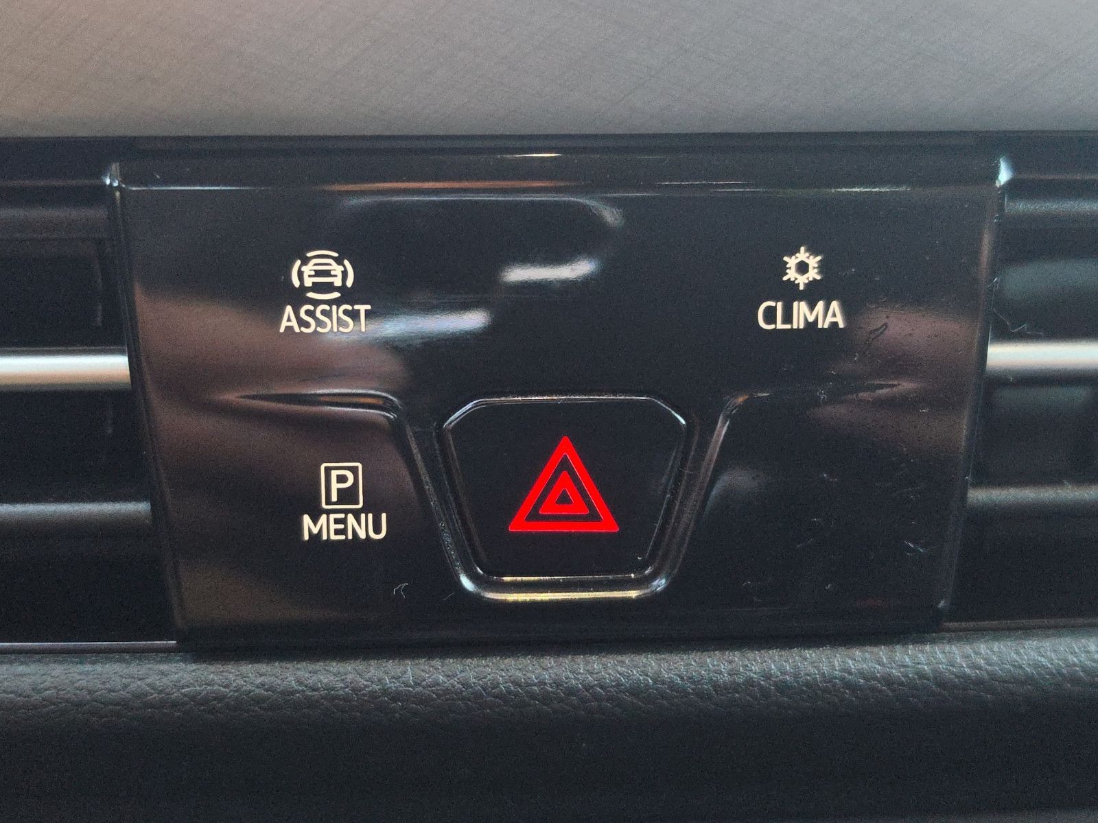 Fahrzeugabbildung Volkswagen Golf VIII Variant Life AHK ACC SHZ LED Apple Car