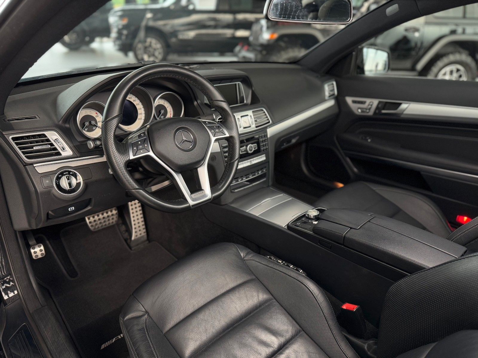 Fahrzeugabbildung Mercedes-Benz E 200 CGI Coupe Sportpaket AMG-Line Pano Leder