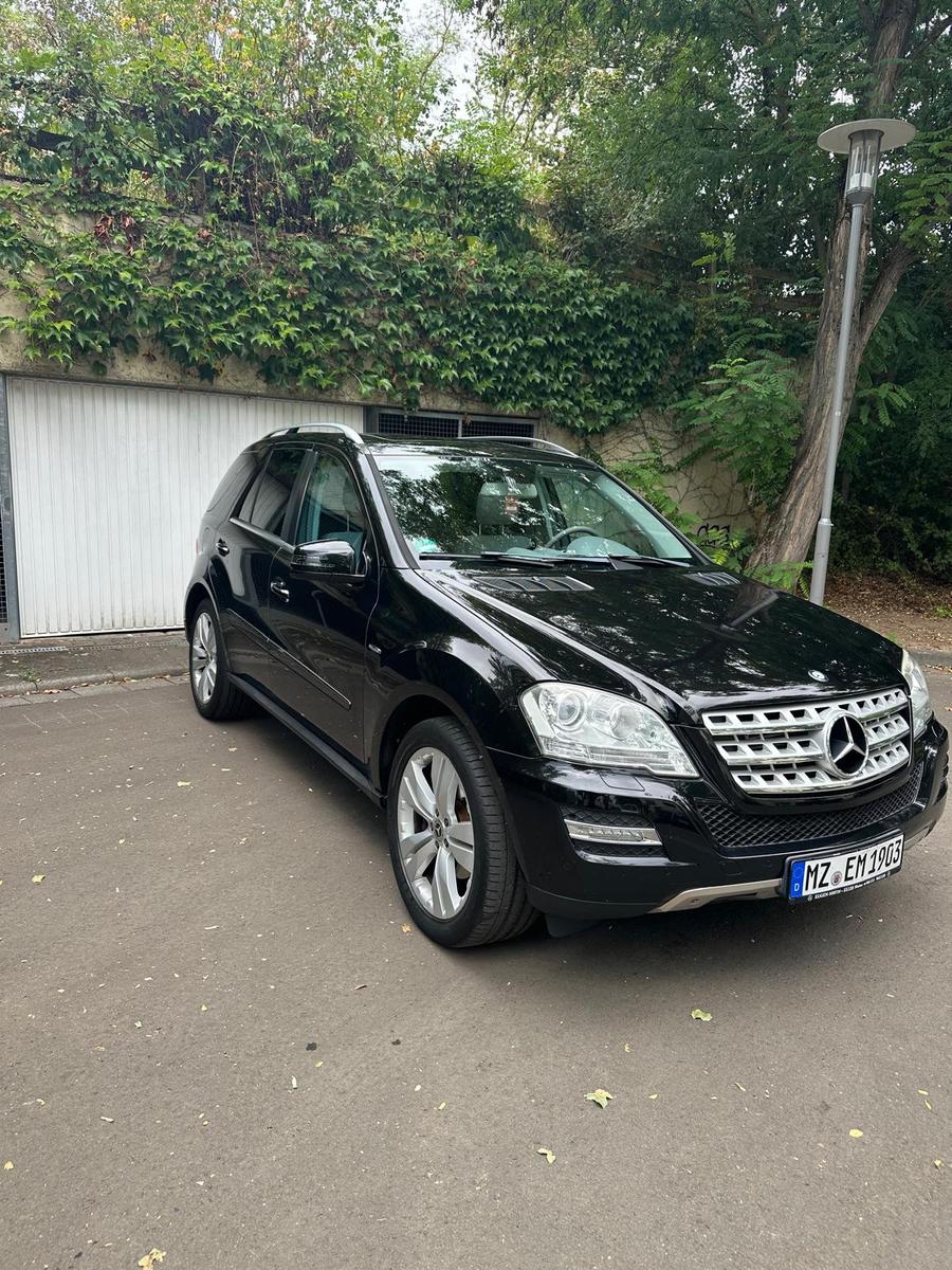 Mercedes-Benz ML 300 CDI 4MATIC BlueEFF. Grand Edition Gra...