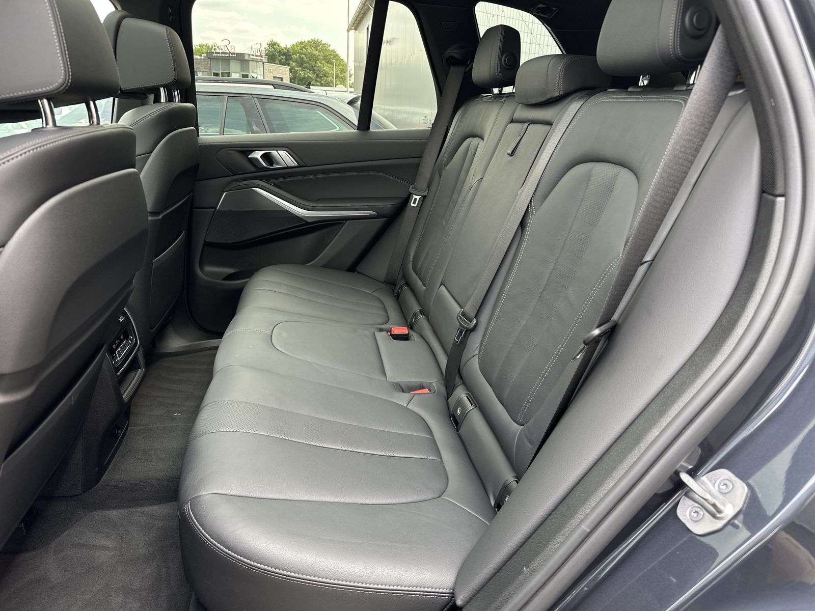 Fahrzeugabbildung BMW X5 xDrive40d M-Sport NAV+LASER+AHK+PANO+HEAD-UP