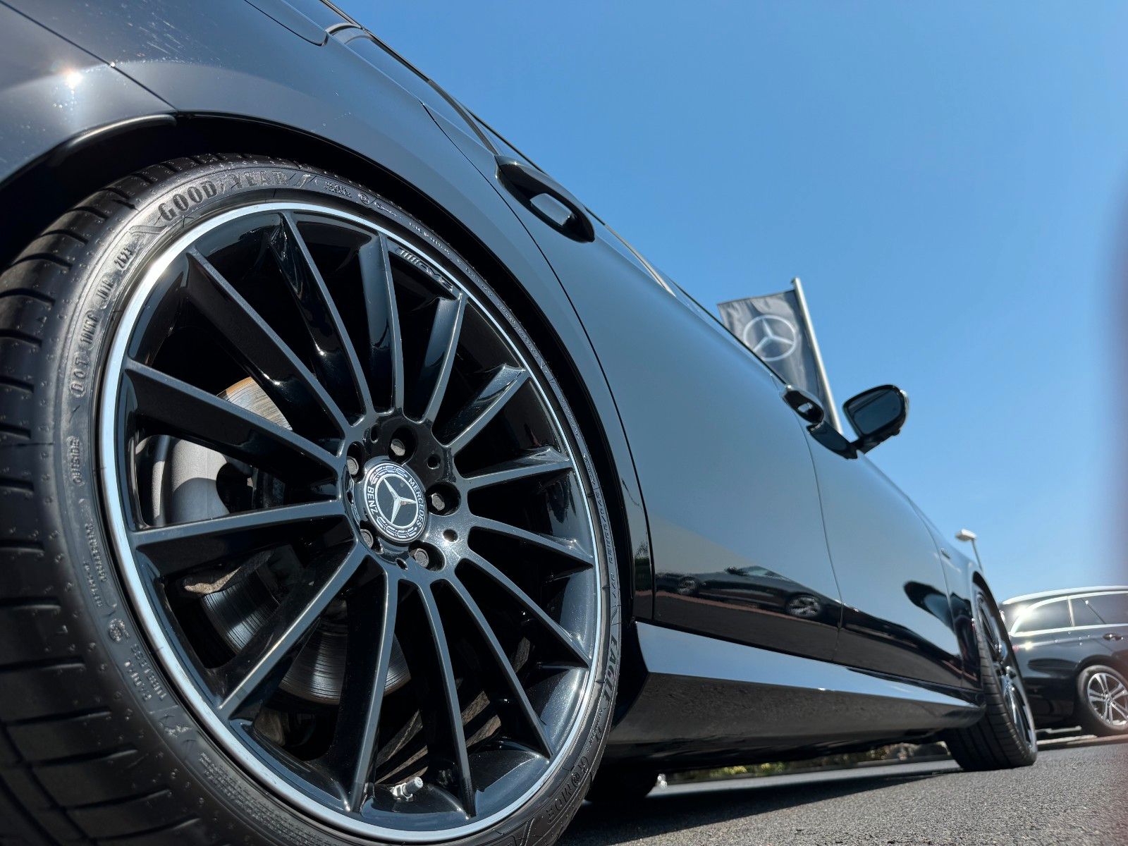Fahrzeugabbildung Mercedes-Benz E 400d 4M AMG+Burm+Pano+AHK+Distr+Memory+Night