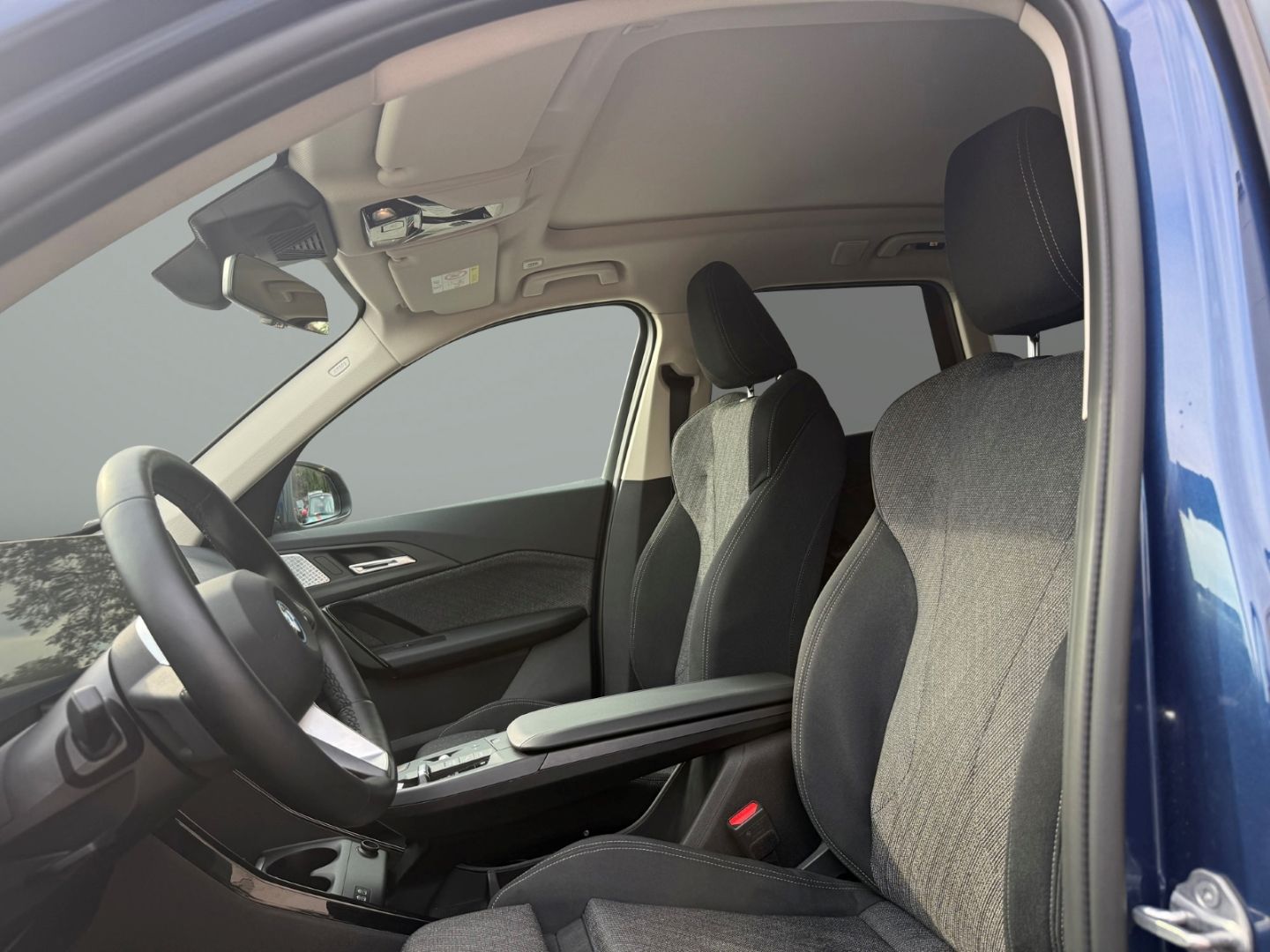 BMW iX1 eDrive20 HUD Pano LKH SHZ Massagesitze H&K foto 5