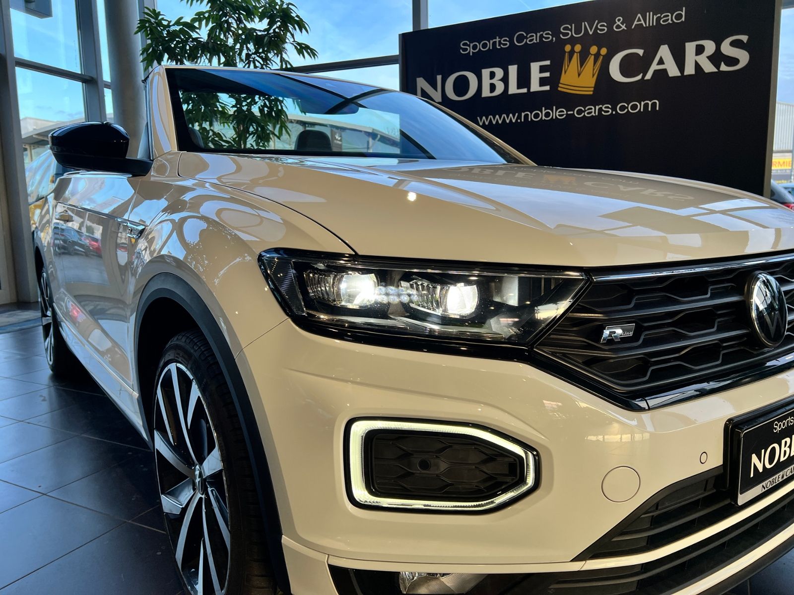 Fahrzeugabbildung Volkswagen T-Roc Cabrio R-Line Black AHK BEATS NAVI SHZ
