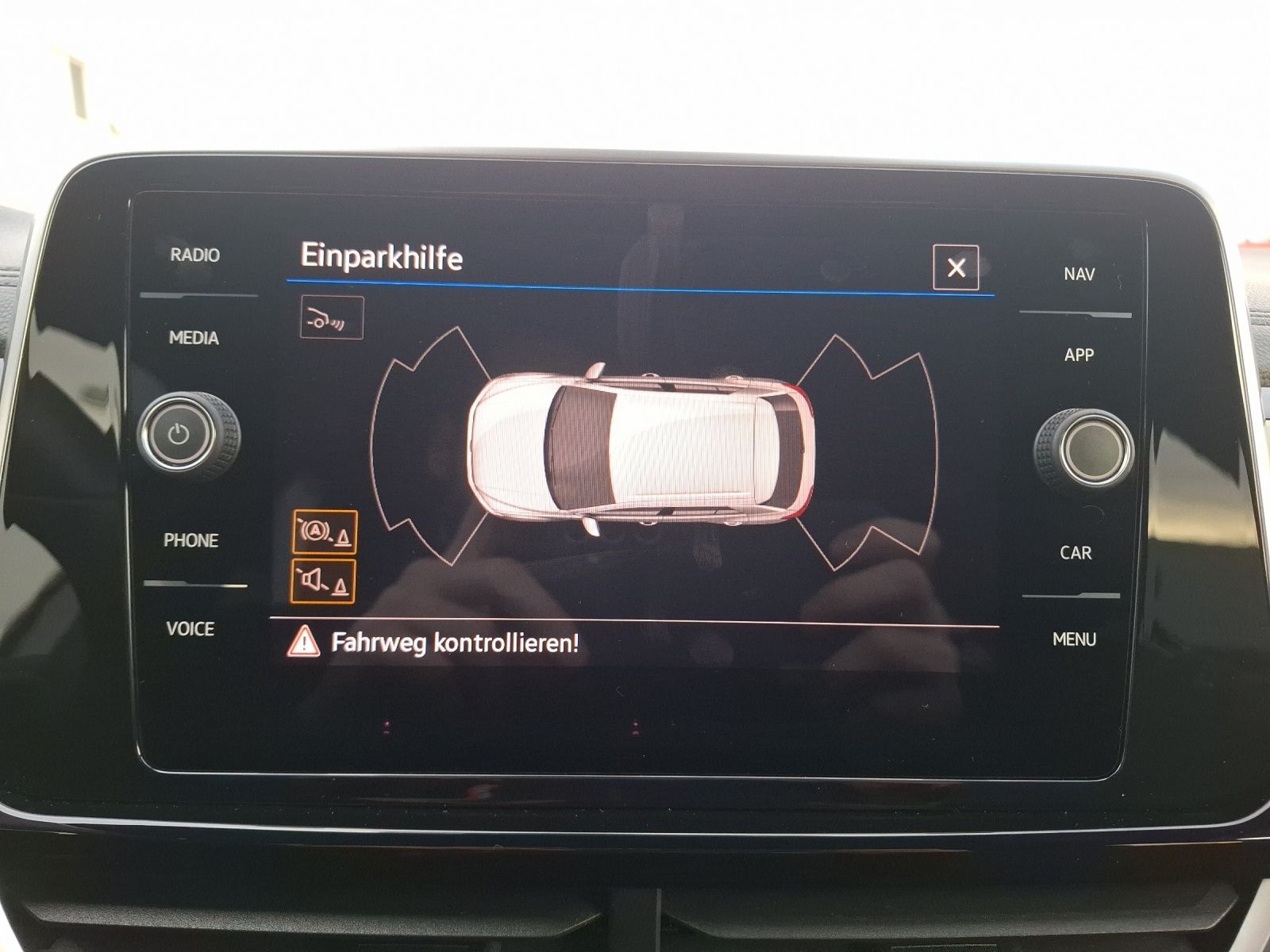 Fahrzeugabbildung Volkswagen T-Roc TDI R-Line DSG LED AHK Navi AID ACC RFK SH