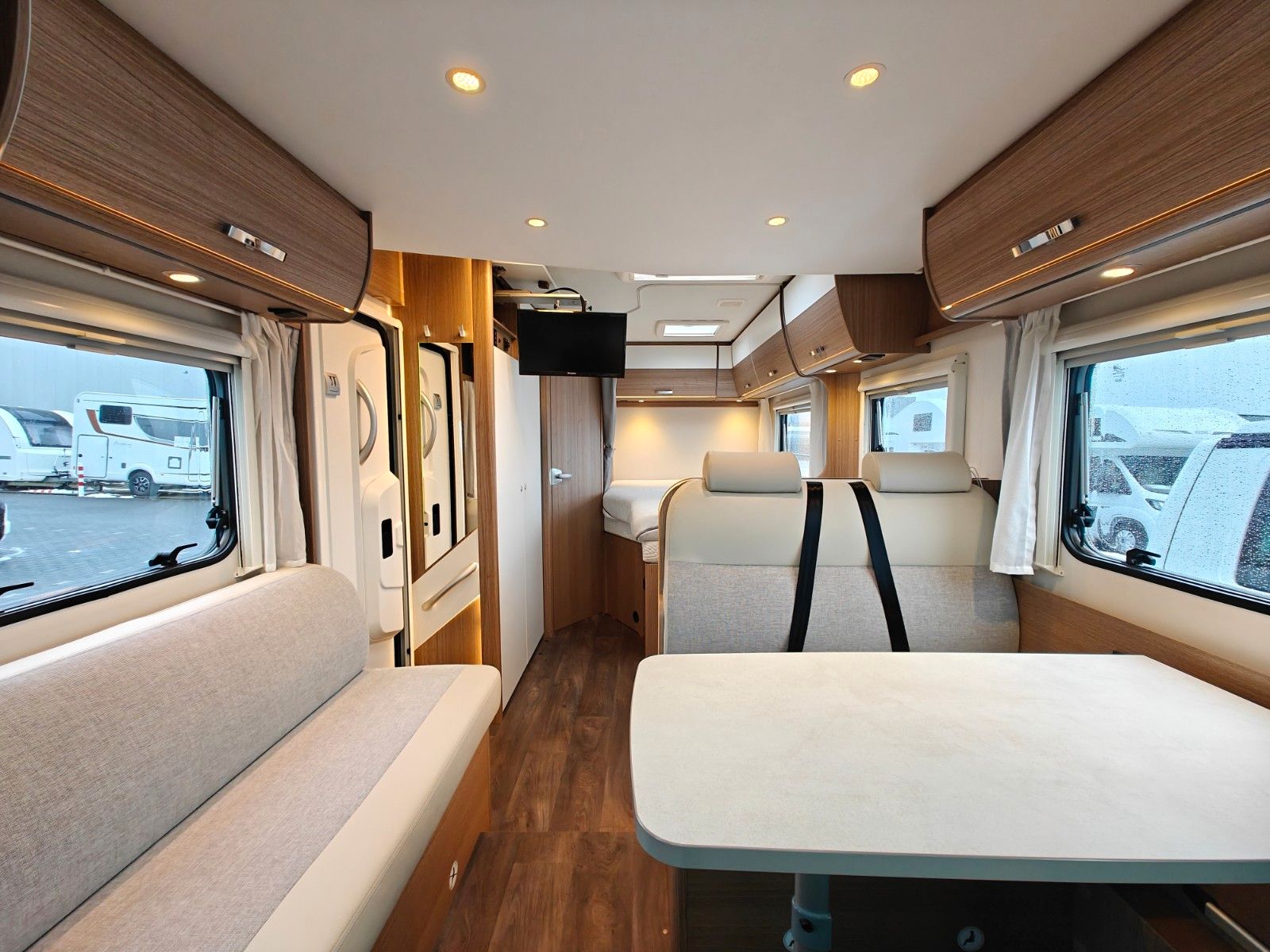 Fahrzeugabbildung Carado T-348 - Automatik, SAT, TV, 2x Solar, Hubbett -