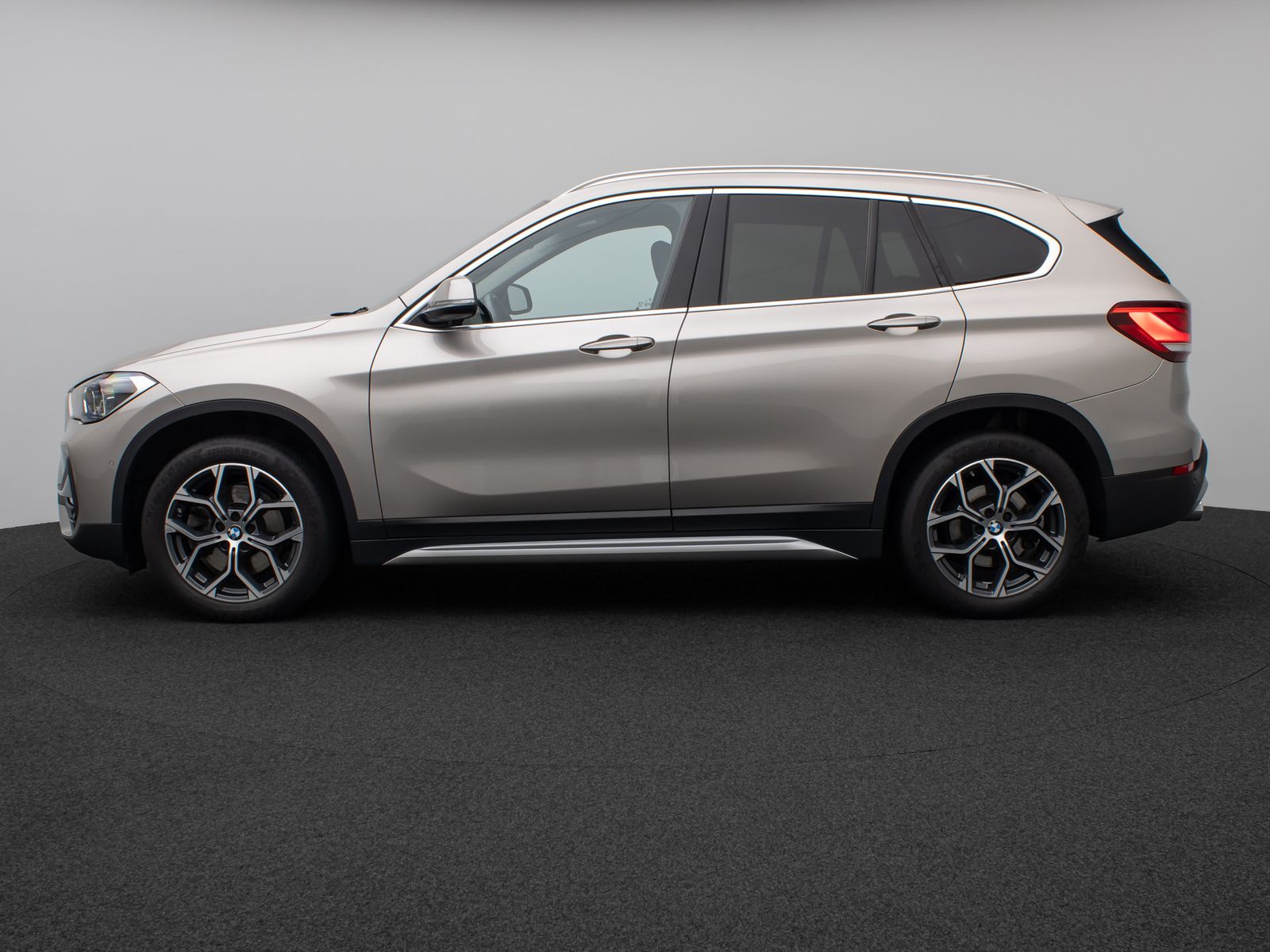 Fahrzeugabbildung BMW X1 sD20i xLine Kamera HUD DAB HiFi AHK Sport 18"