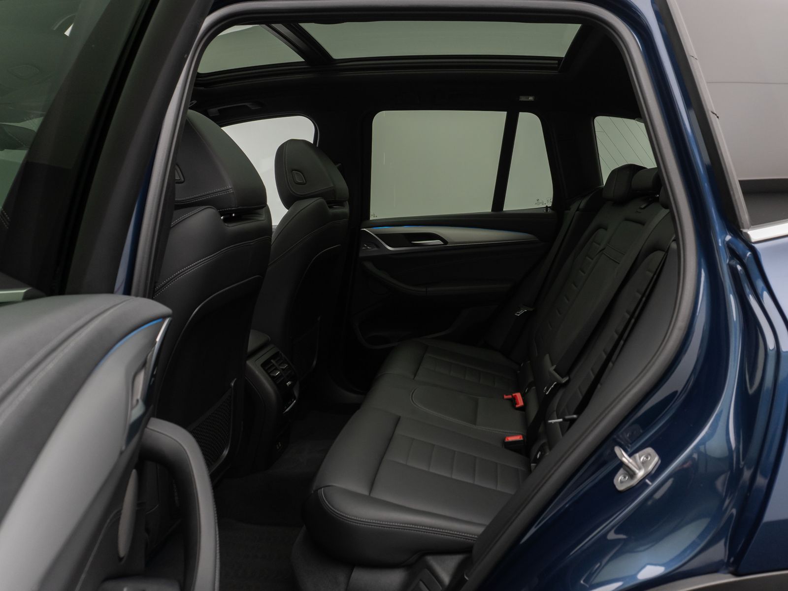 Fahrzeugabbildung BMW iX3 Impressive Panorama 360°HUD DAB H/K AHK Komf