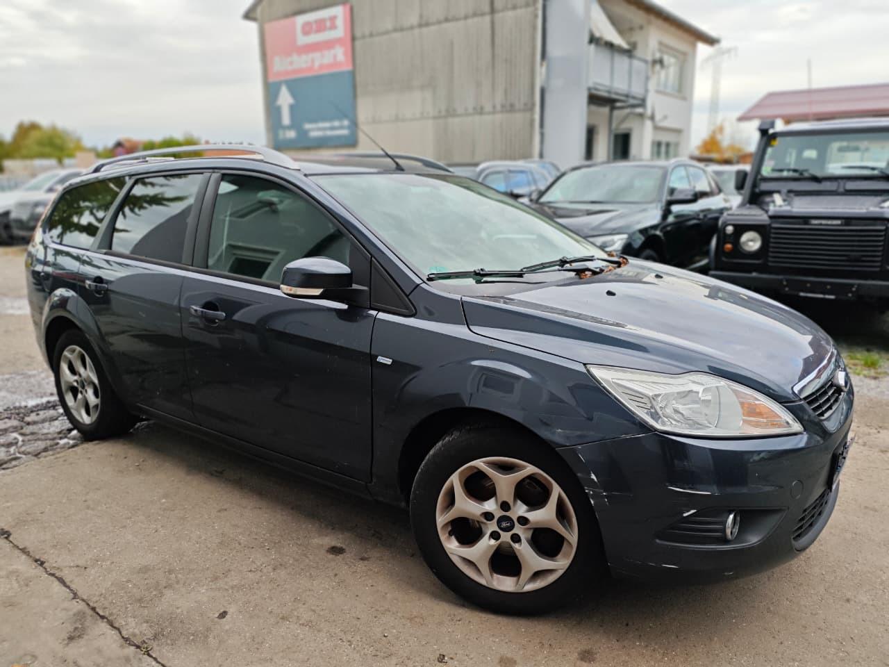 Ford Focus 2011 — rear view