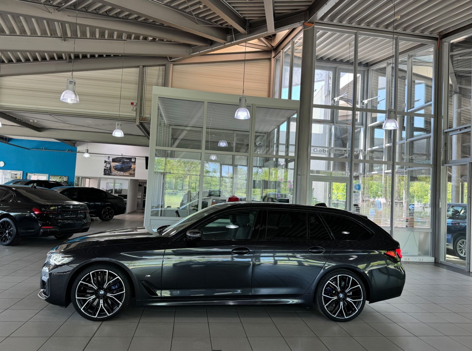 Fahrzeugabbildung BMW 530d xD M Sport Panorama Kamera HUD DAB H/K AHK