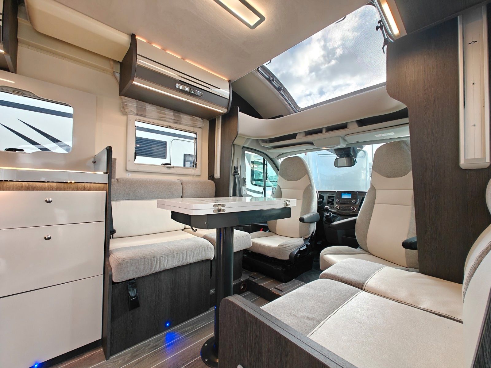 Fahrzeugabbildung Roller Team Kronos 287 TL - Face2Face, Hubbett, Einzelbetten