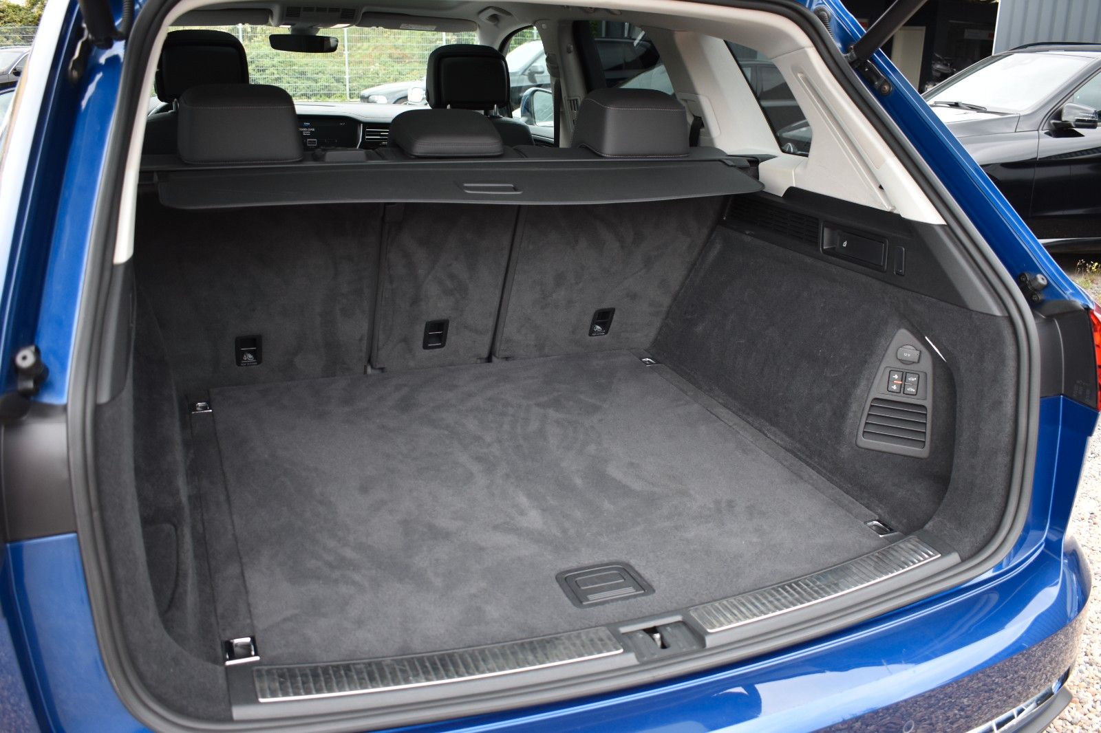 Fahrzeugabbildung Volkswagen Touareg Elegance 4Motion Liveco AHK Panorama Key