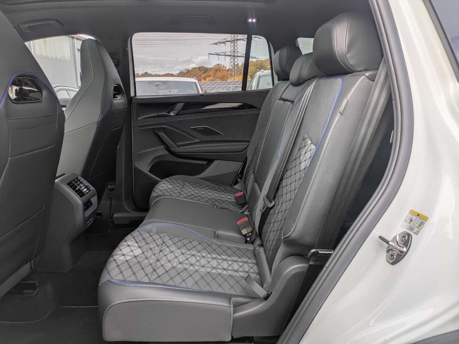 Fahrzeugabbildung Volkswagen Tayron 2.0 TDI 4M R-Line 7Si*MATRIX*AHK*PANO*HUD