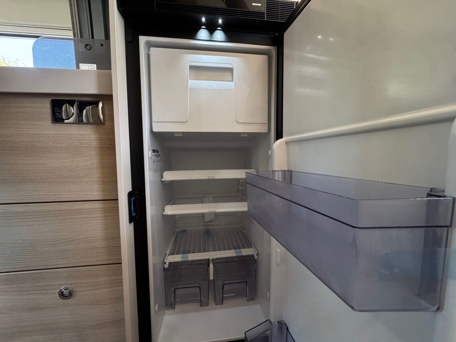 Fahrzeugabbildung Eura Mobil Van V 635 EB 180 PS, Automatik, Panoramadach