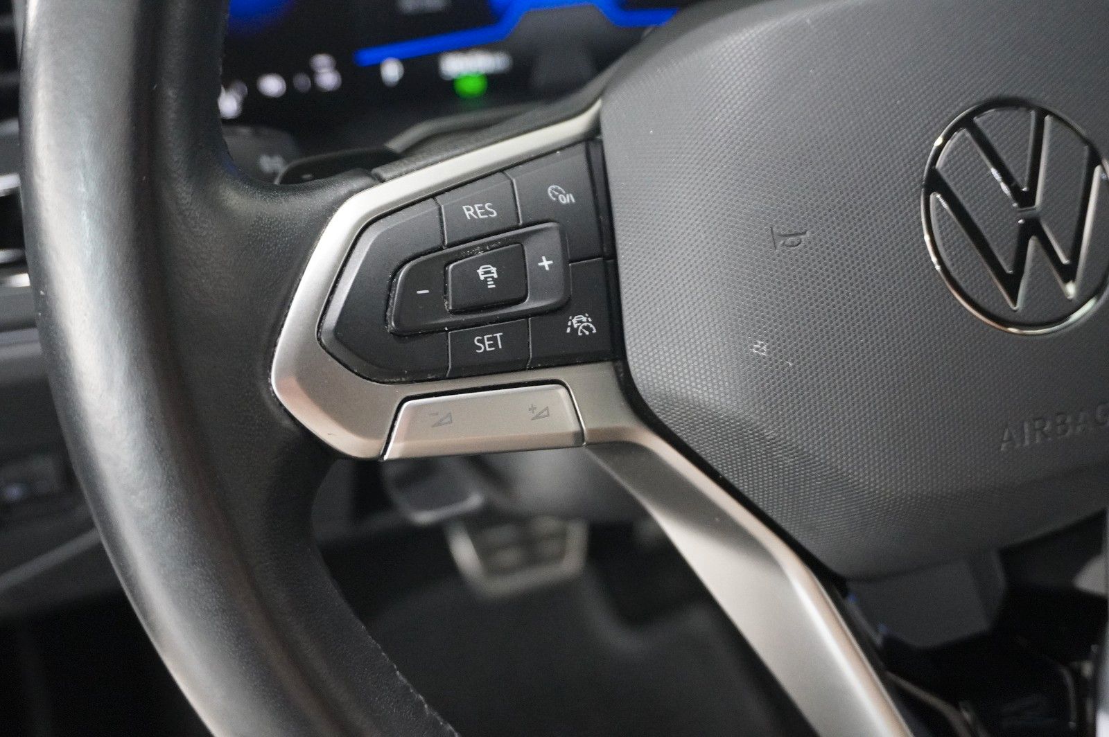 Fahrzeugabbildung Volkswagen Taigo 1.0 TSI R-LINE NAVI/LED/KAMERA/SPORT/DAB+