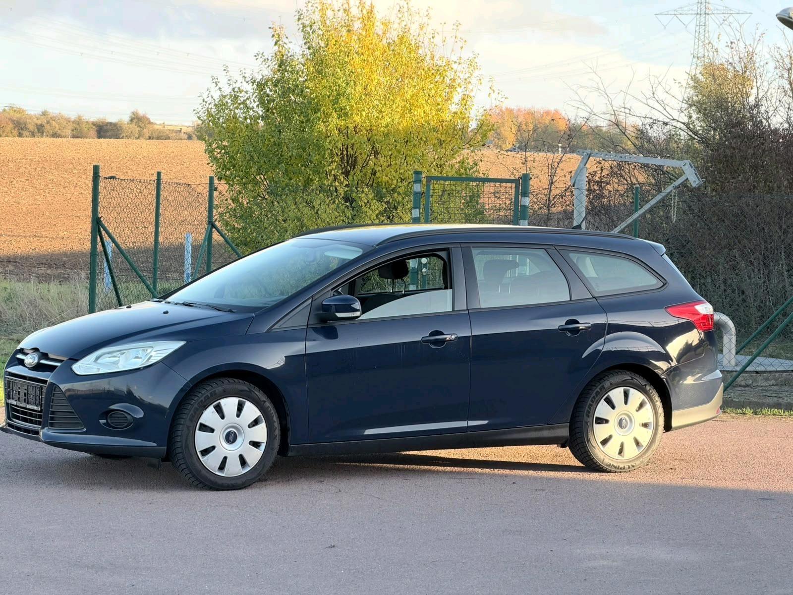 Ford Focus 2011 — rear view