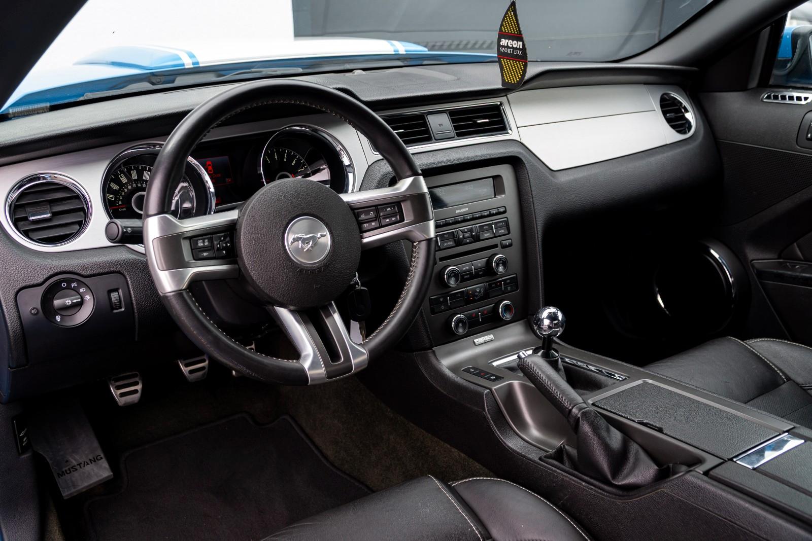Ford Mustang V6 3,7 -KLIMA/SCHALT/LEDER/SHZ/XENON/R18