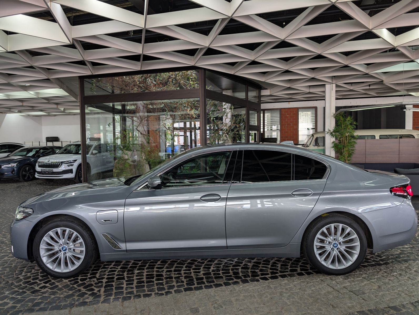 Fahrzeugabbildung BMW 530 e Luxury Line HEV AHK LED LEDER SHZ SoH 97%