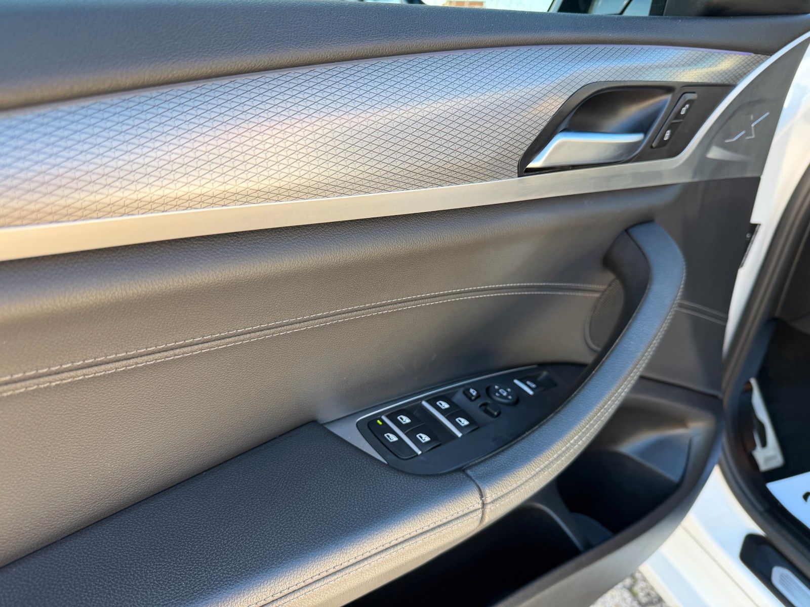 Fahrzeugabbildung BMW X4 xDrive 30 d M SPORT AHK NAVI LEDER 20 ZL. HUD