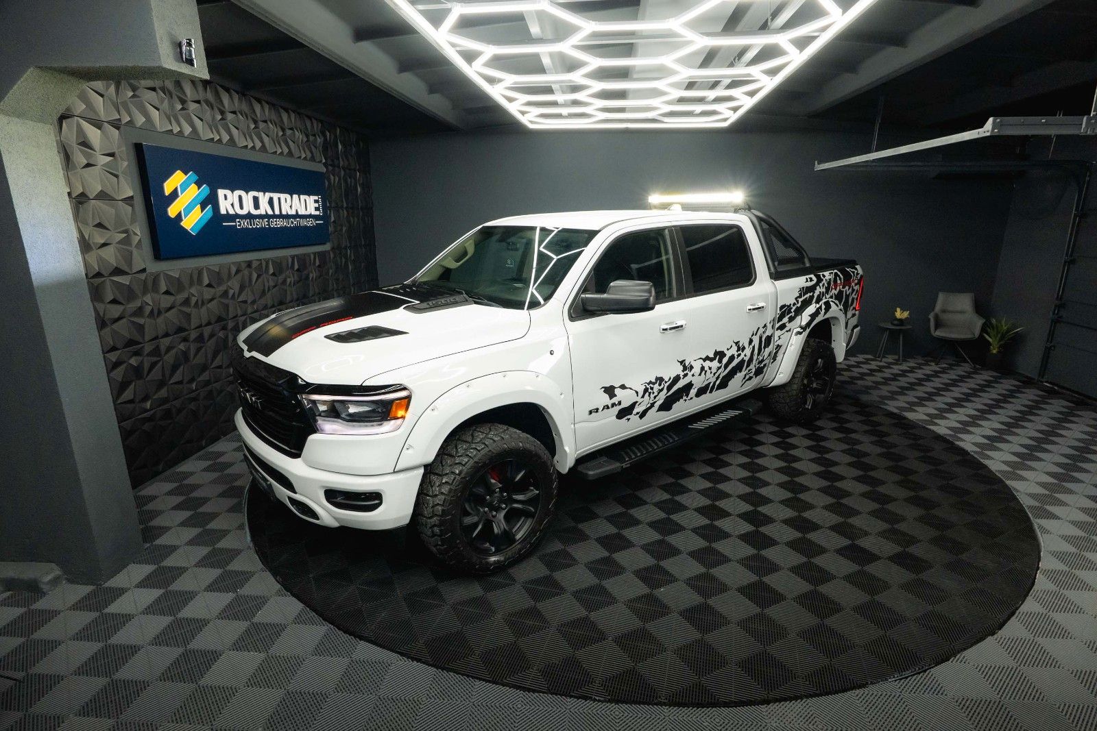 Fahrzeugabbildung Dodge RAM 5.7 V8 HEMI 4x4 OFFROAD Night-Paket *LED*