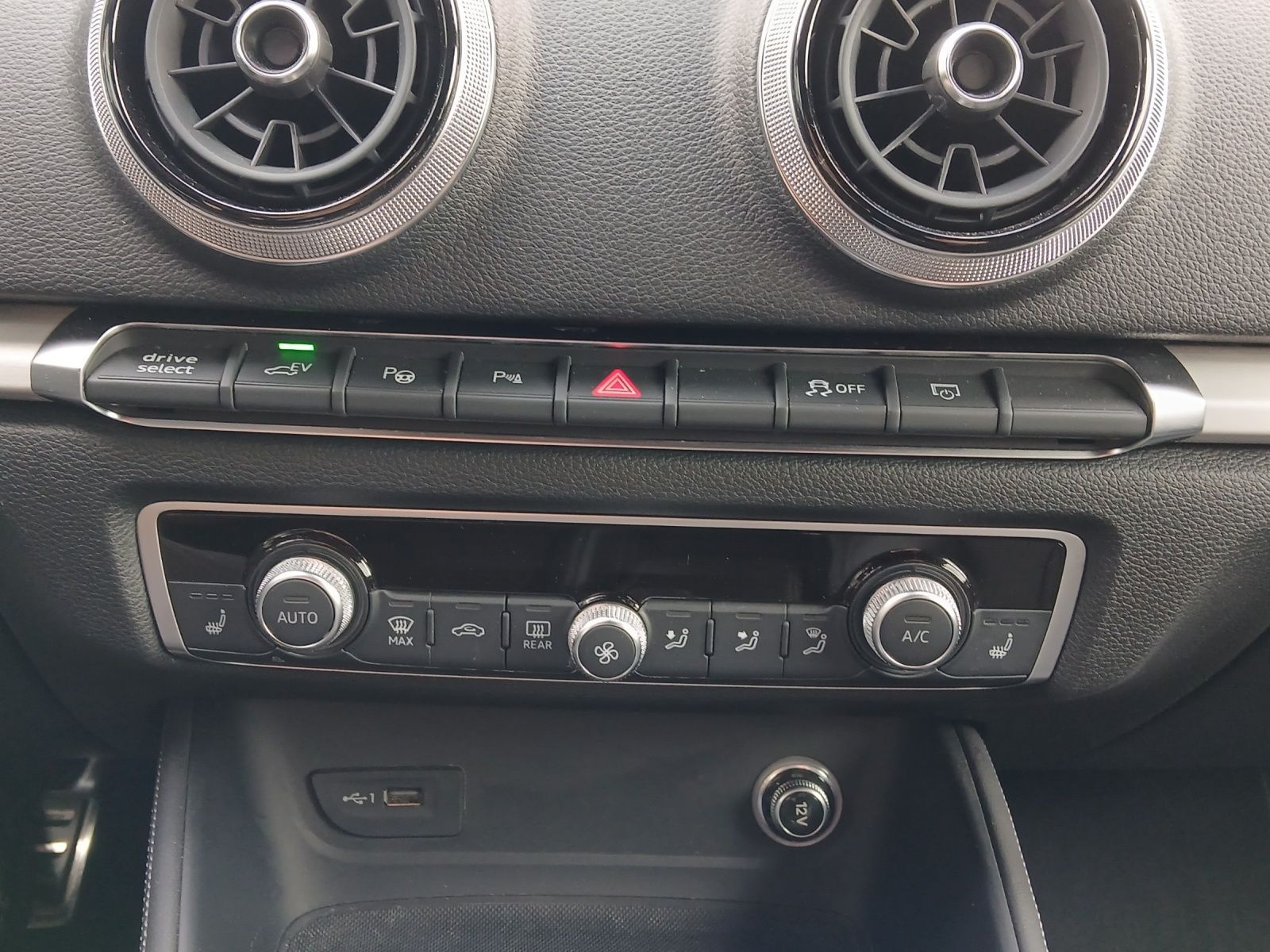 Fahrzeugabbildung Audi A3 Sportback 40 e-tron sport Matrix Navi ACC RFK