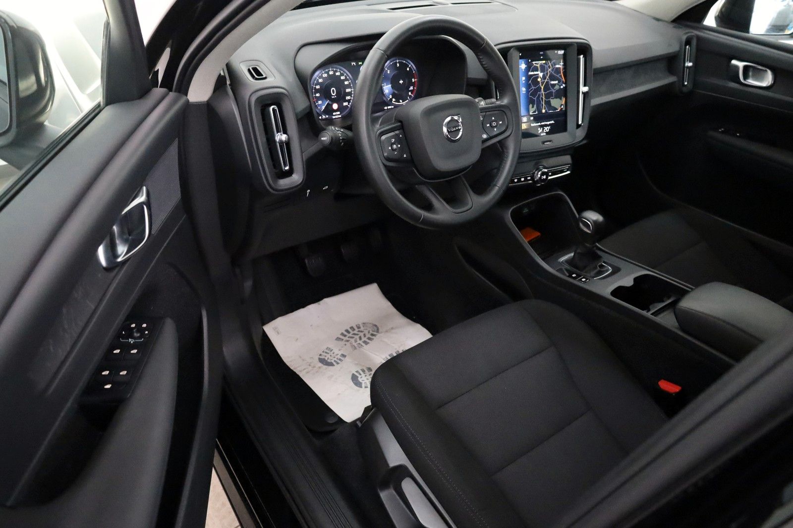 Fahrzeugabbildung Volvo XC40 Momentum Core Navi,LED,PDC,WLAN