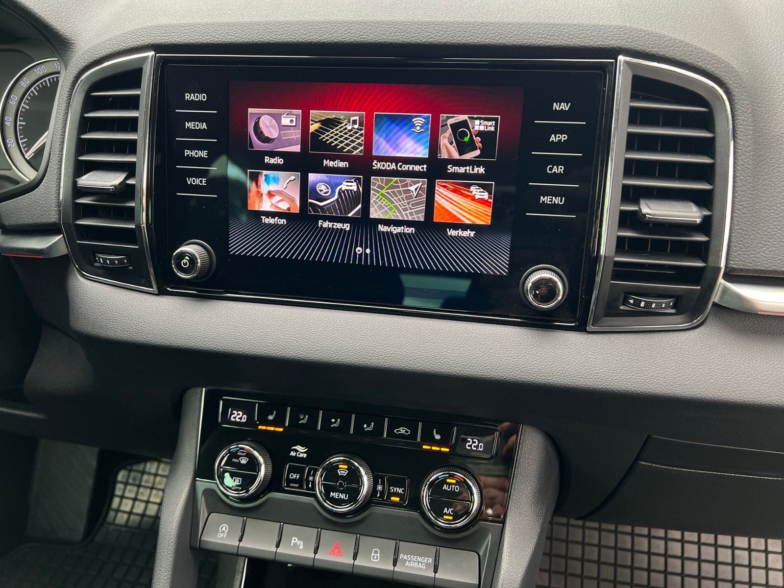 Fahrzeugabbildung SKODA Karoq Style 1.5 TSI DSG *AHK, LED, SmartLink, Ka