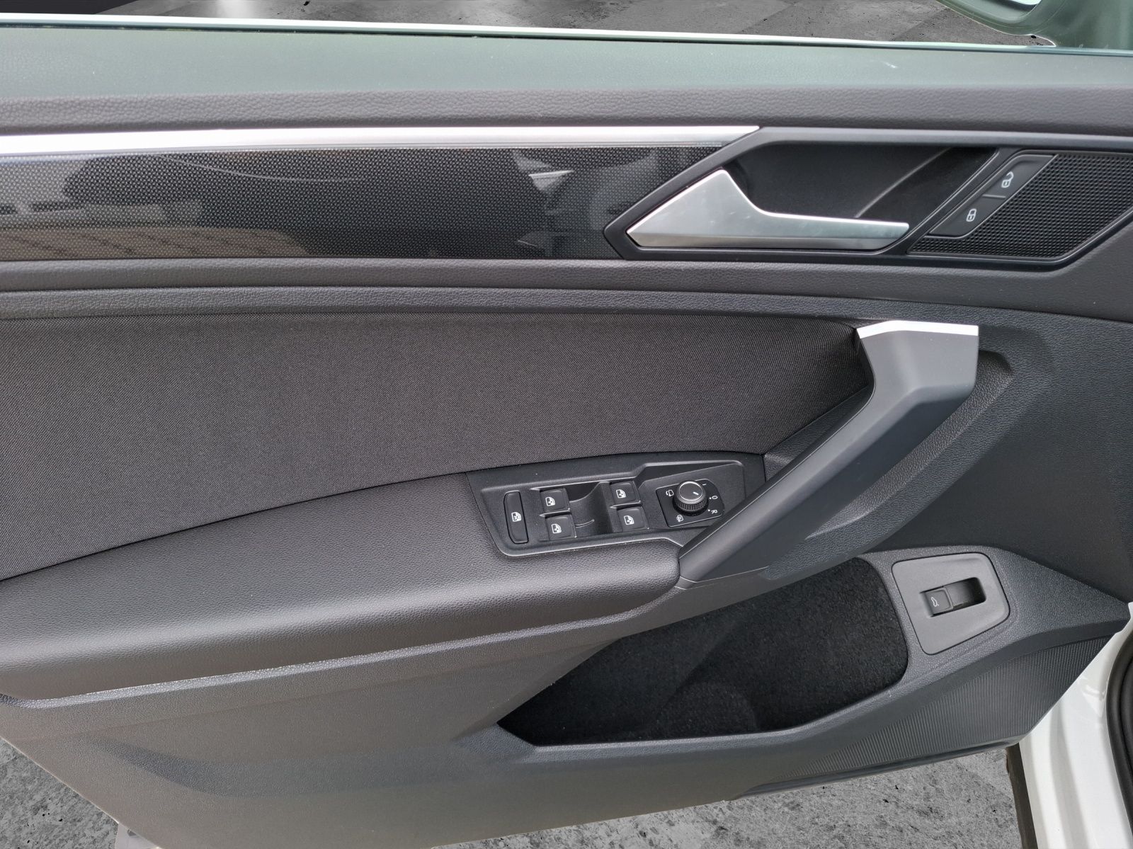 Fahrzeugabbildung Volkswagen Tiguan TDI Elegance DSG 4M Standhzg. Matrix Navi