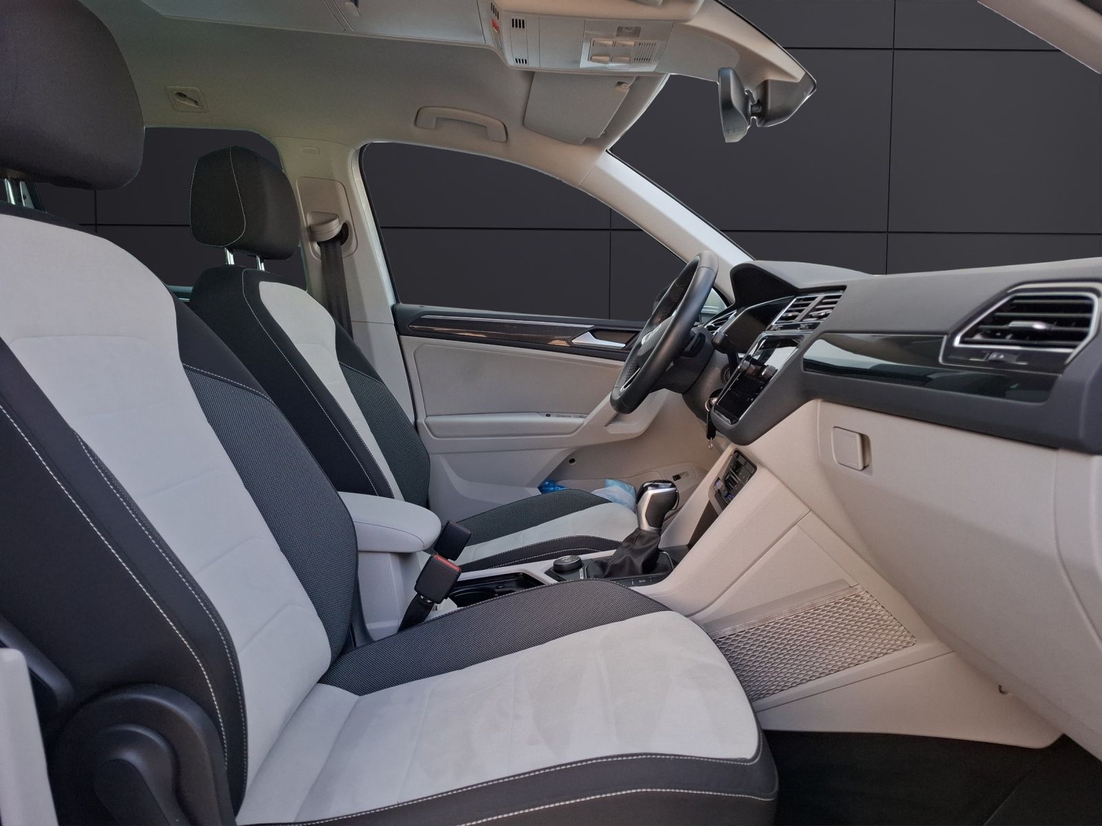 Fahrzeugabbildung Volkswagen Tiguan TSI Elegance DSG 4M Matrix Navi AID ACC R
