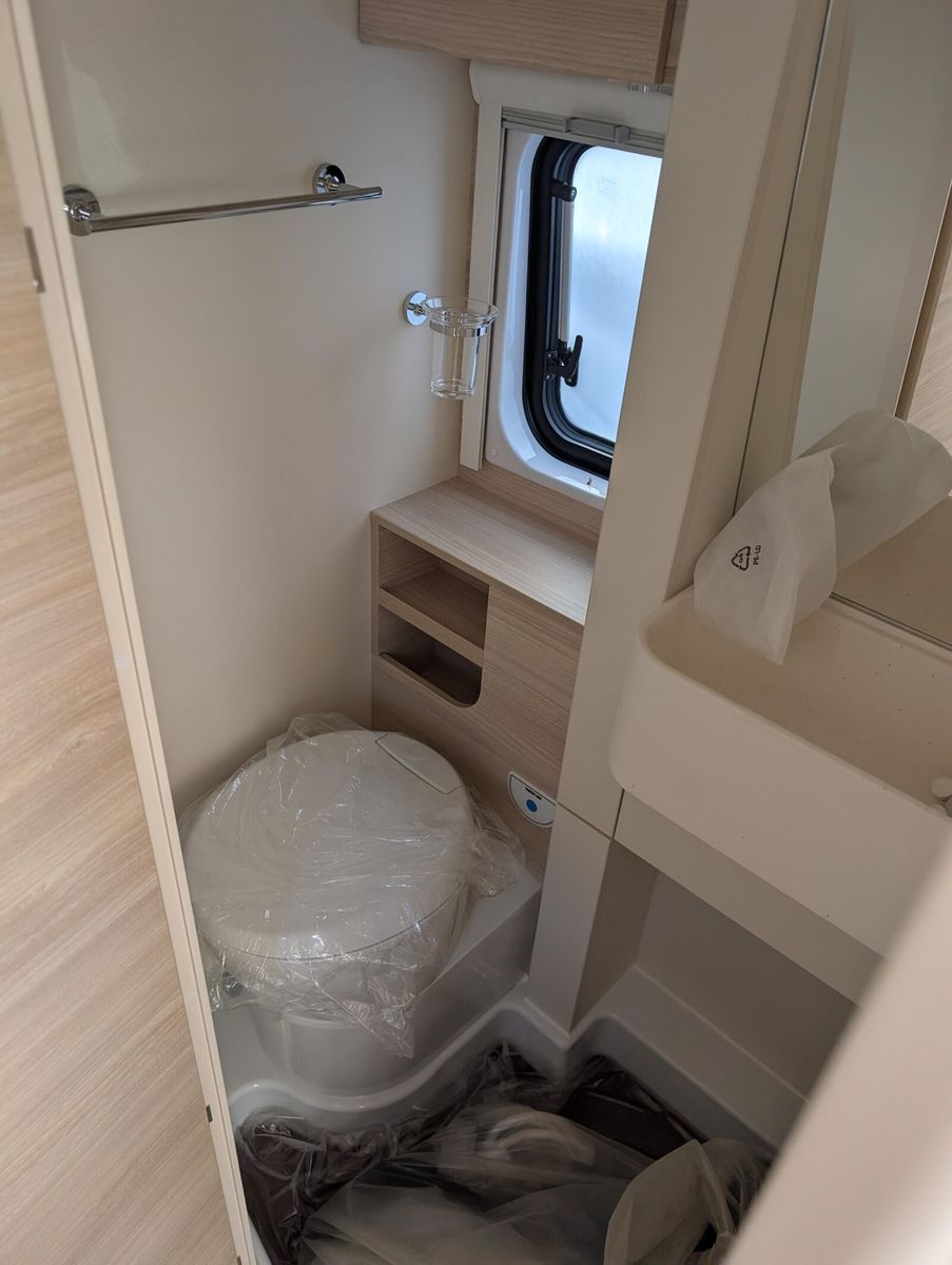 Fahrzeugabbildung Eura Mobil Van V 635 EB  Captain-Chair- Sitze, Skyroof, RFK