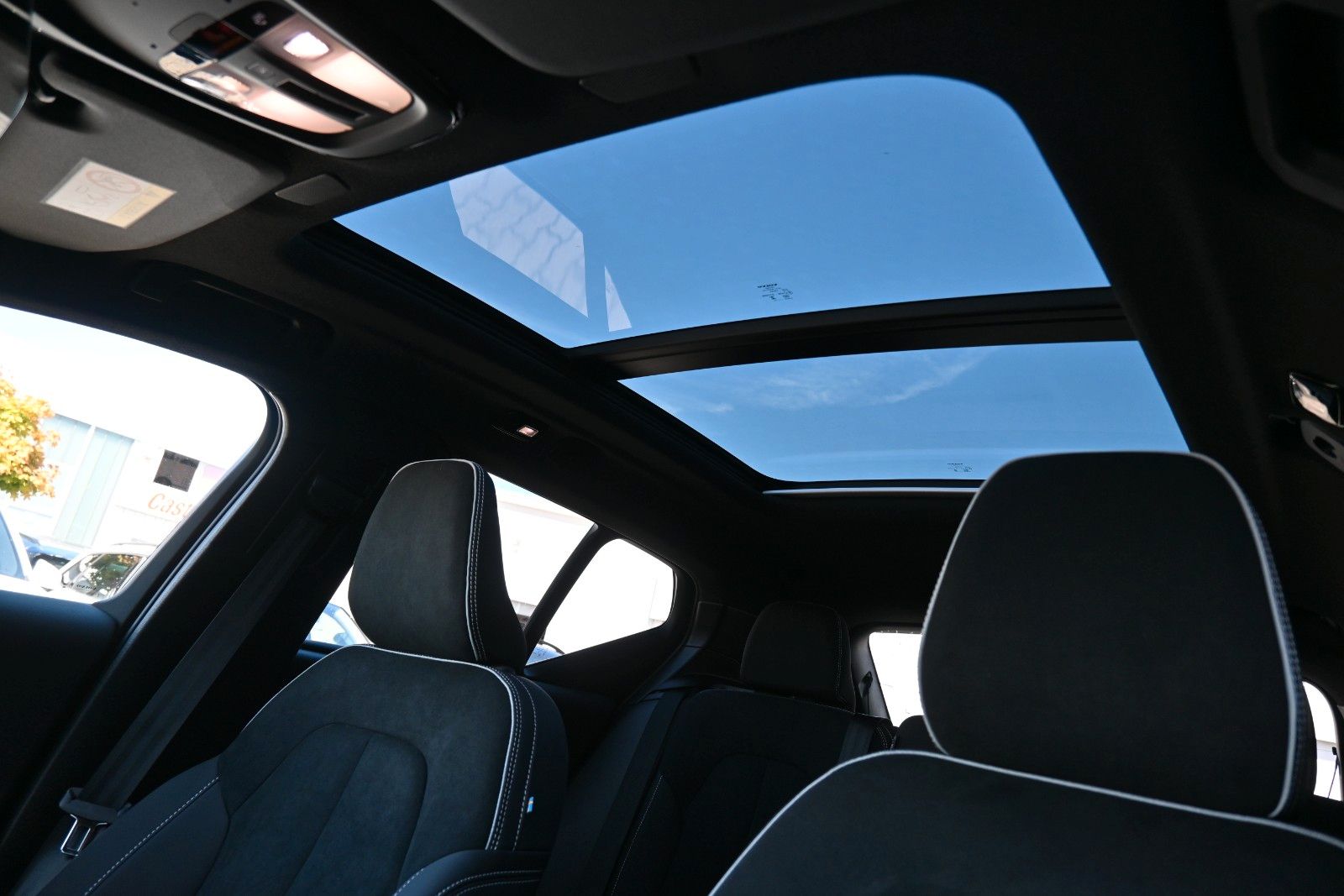 Fahrzeugabbildung Volvo XC40 B4 DKG Ultra Dark*PANO*FSHZG*360°*ACC*AHK