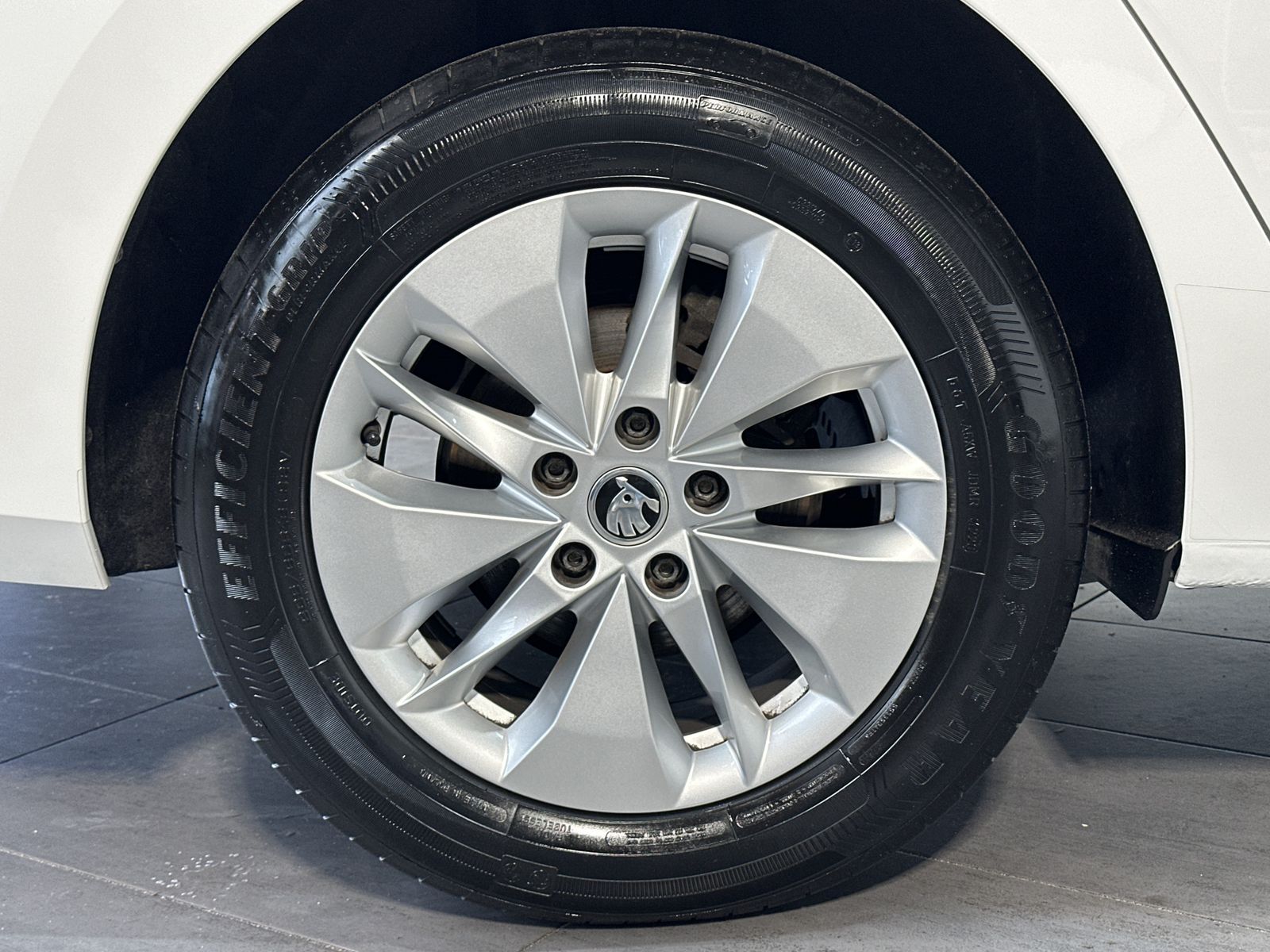Fahrzeugabbildung SKODA Octavia Combi 2.0 TDI DSG Ambition NAV+LED+PANO
