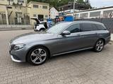 Mercedes-Benz E 220 d 4MATIC T Autom. - - Mercedes-Benz E 220 Gebrauchtwagen in Stuttgart