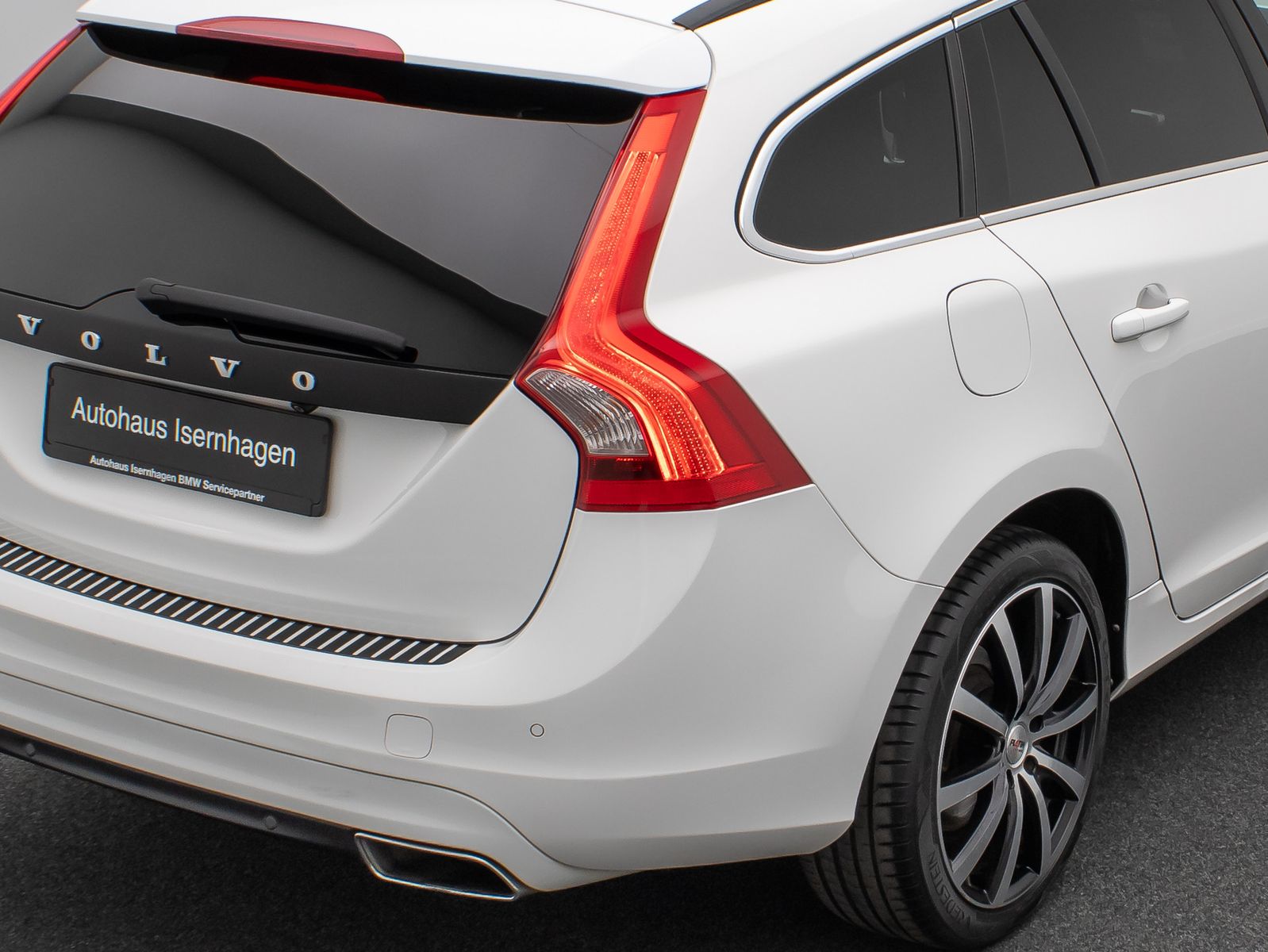 Fahrzeugabbildung Volvo V60 Summum AWD Kamera ACC GSD Memory TotwinkelAs