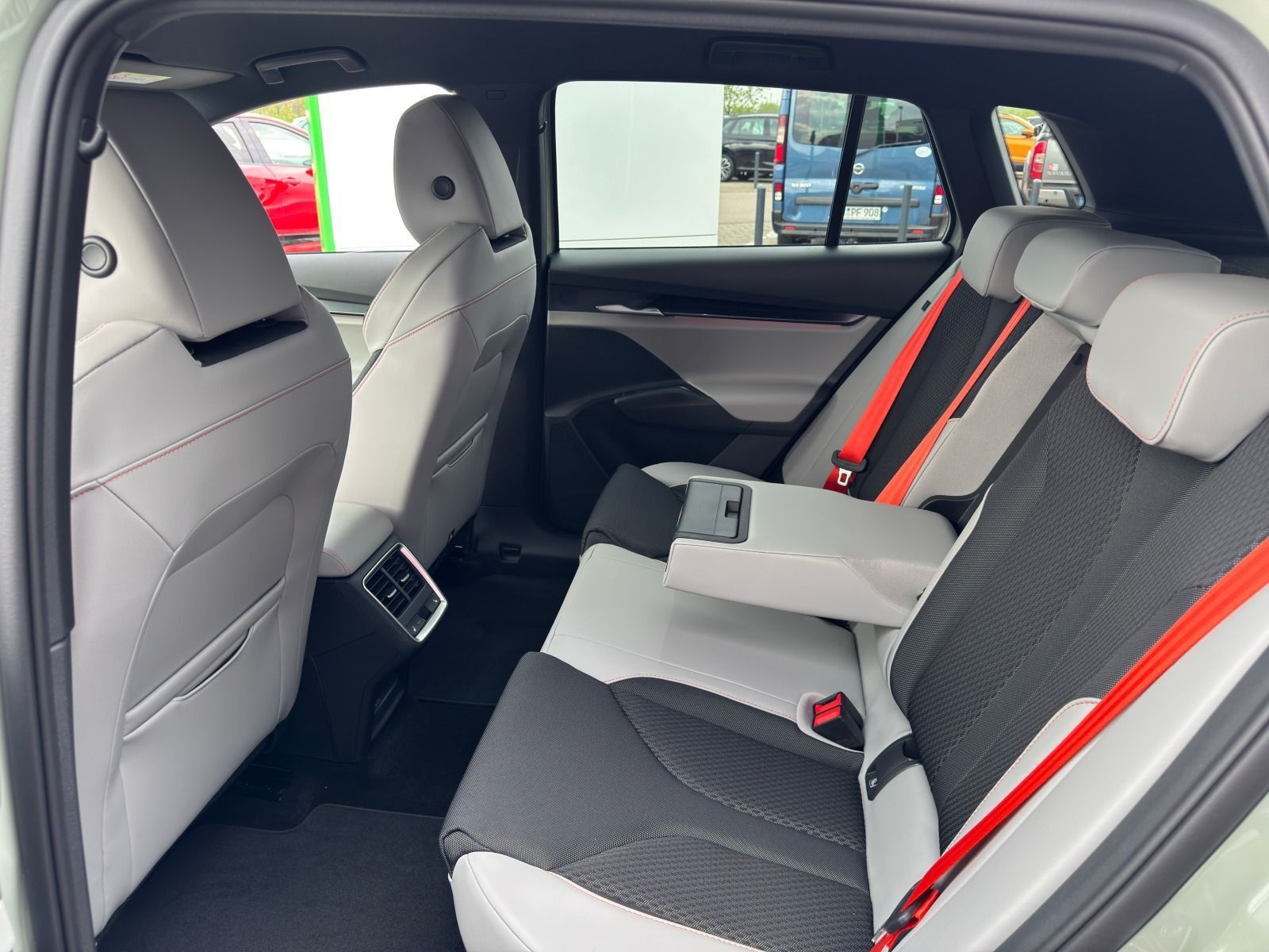 Fahrzeugabbildung SKODA Elroq 60 Lodge 204PS*AHK*RFK*20Zoll*Wärmepumpe