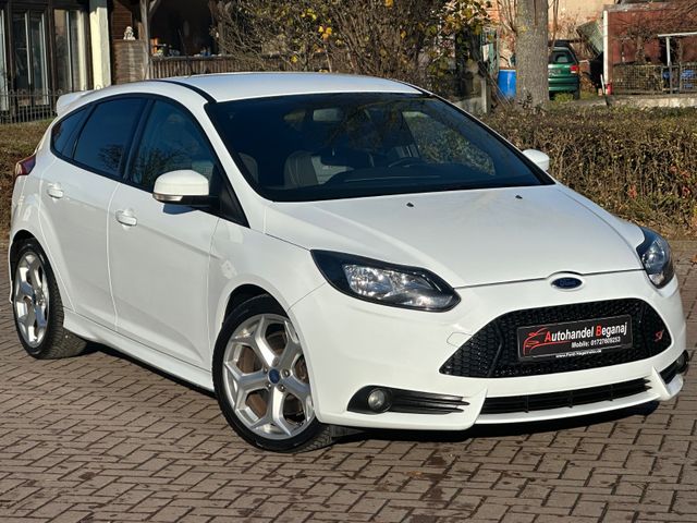 Ford Focus Lim. ST 1HAND/SHZ/RECARO/START-STOP