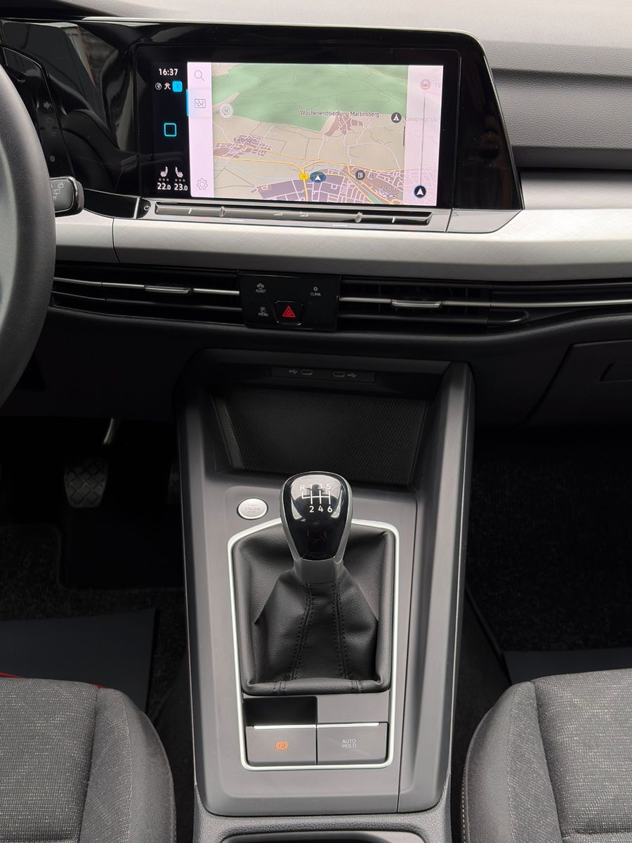 Fahrzeugabbildung Volkswagen Golf VIII Life 1.5 TSI ACC PDC NAV LHZ 3Z-KLIMA
