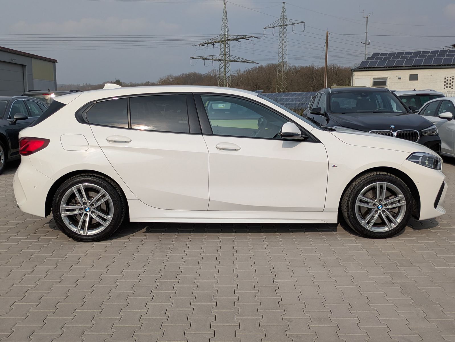 Fahrzeugabbildung BMW 120 i M Sport SHADOW*ACC*KAMERA*H&K*AHK*LED*DAB