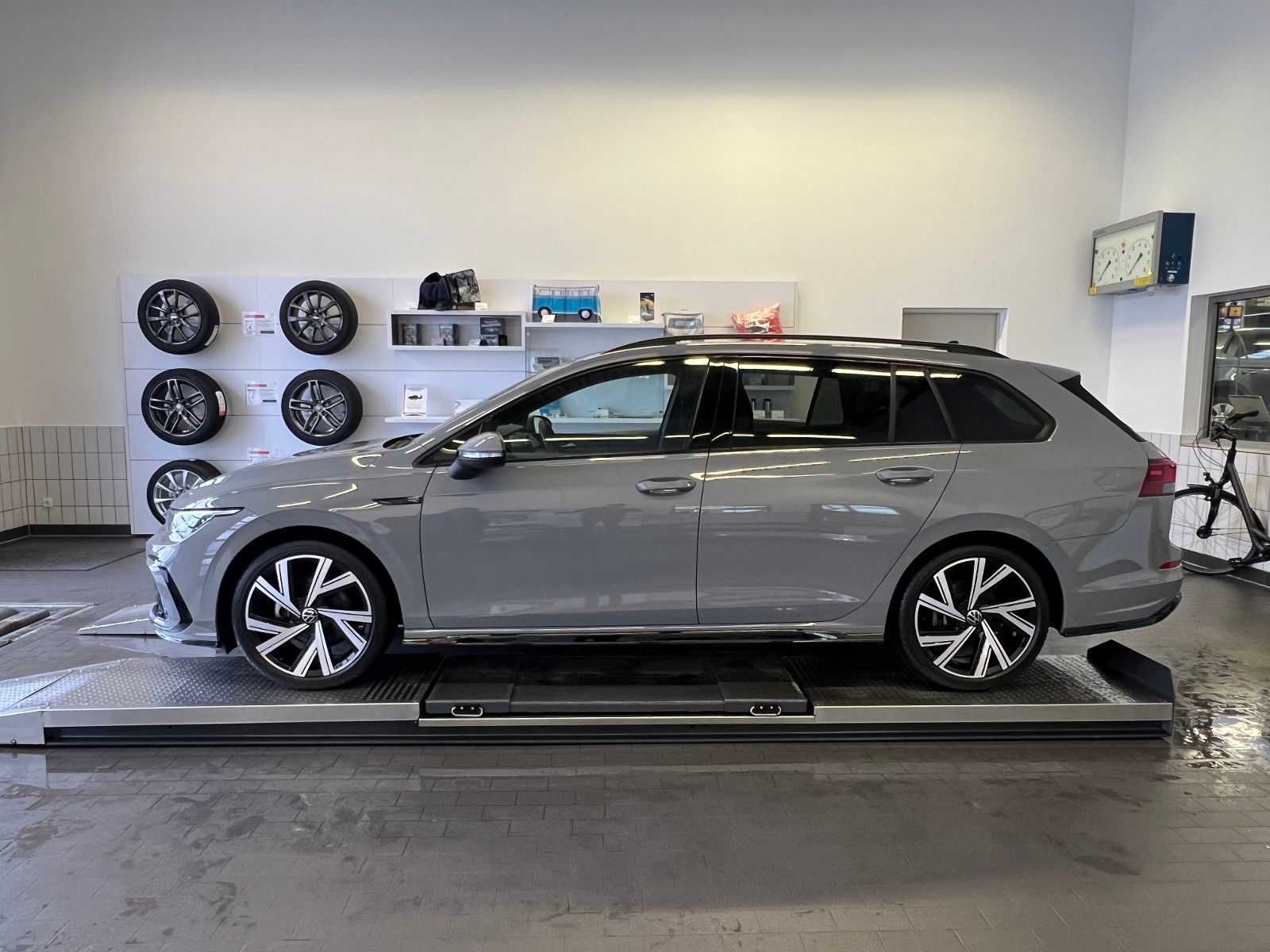 Fahrzeugabbildung Volkswagen Golf VIII Variant R-Line 1.5 eTSI DSG *AHK, LED,