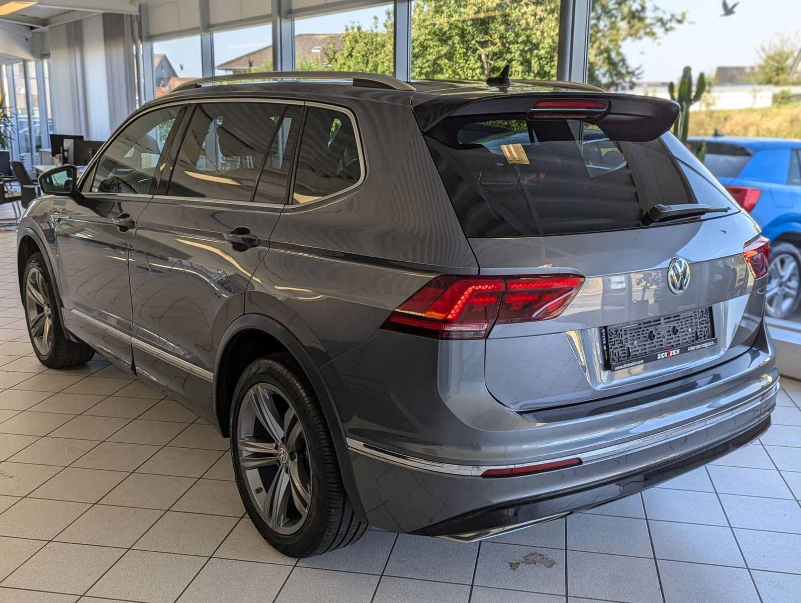 Fahrzeugabbildung Volkswagen Tiguan Allspace TDI DSG 4M 2x R-Line Pano 19 AHK