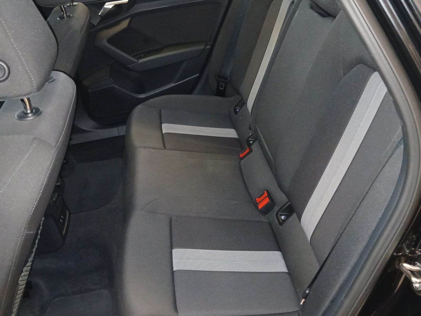 Fahrzeugabbildung Audi A3 Limousine 35 TFSI advanced S-tronic Navi AVC