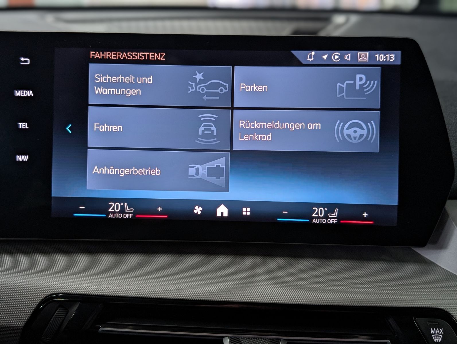 Fahrzeugabbildung BMW X1 20 i sDrive SPORT SHADOW PANO AHK LED AHK ACC