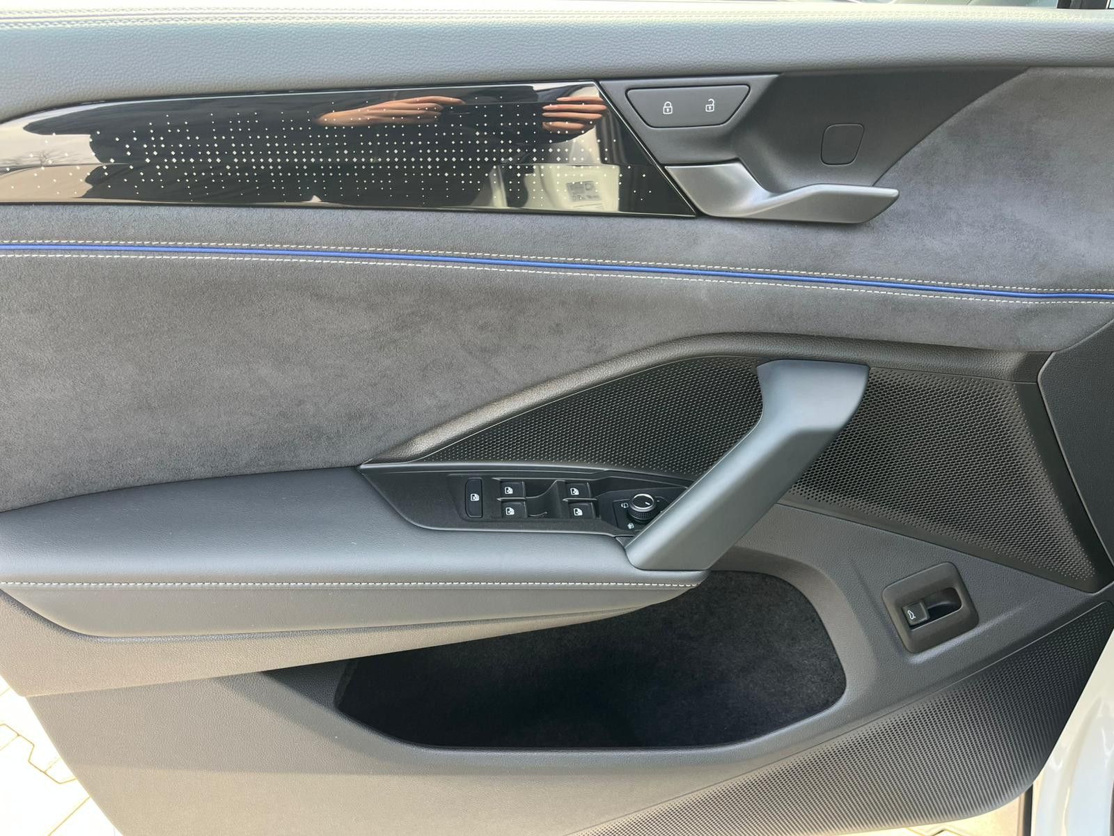 Fahrzeugabbildung Volkswagen Tayron 2.0 TDI 4M R-Line BLACK*7Si*MATRIX*PANO