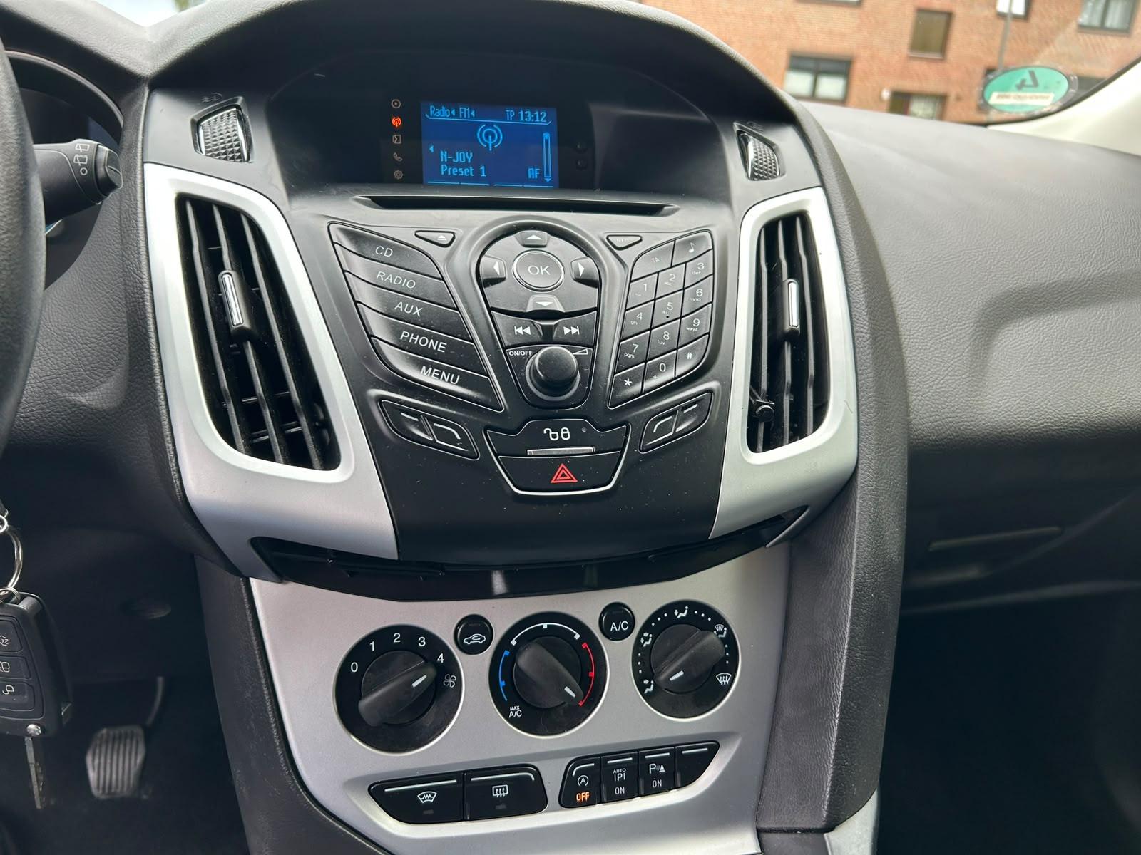 Ford Focus 2012 — photo 18